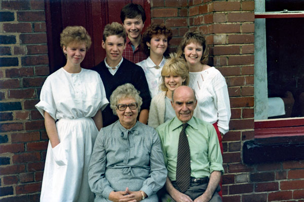 Thomas and Hilda Lunn - Golden Wedding (1985)<br>with their Grand-children<br>Nicola - Martin - Jonathan - Joanne - Claire - Janet